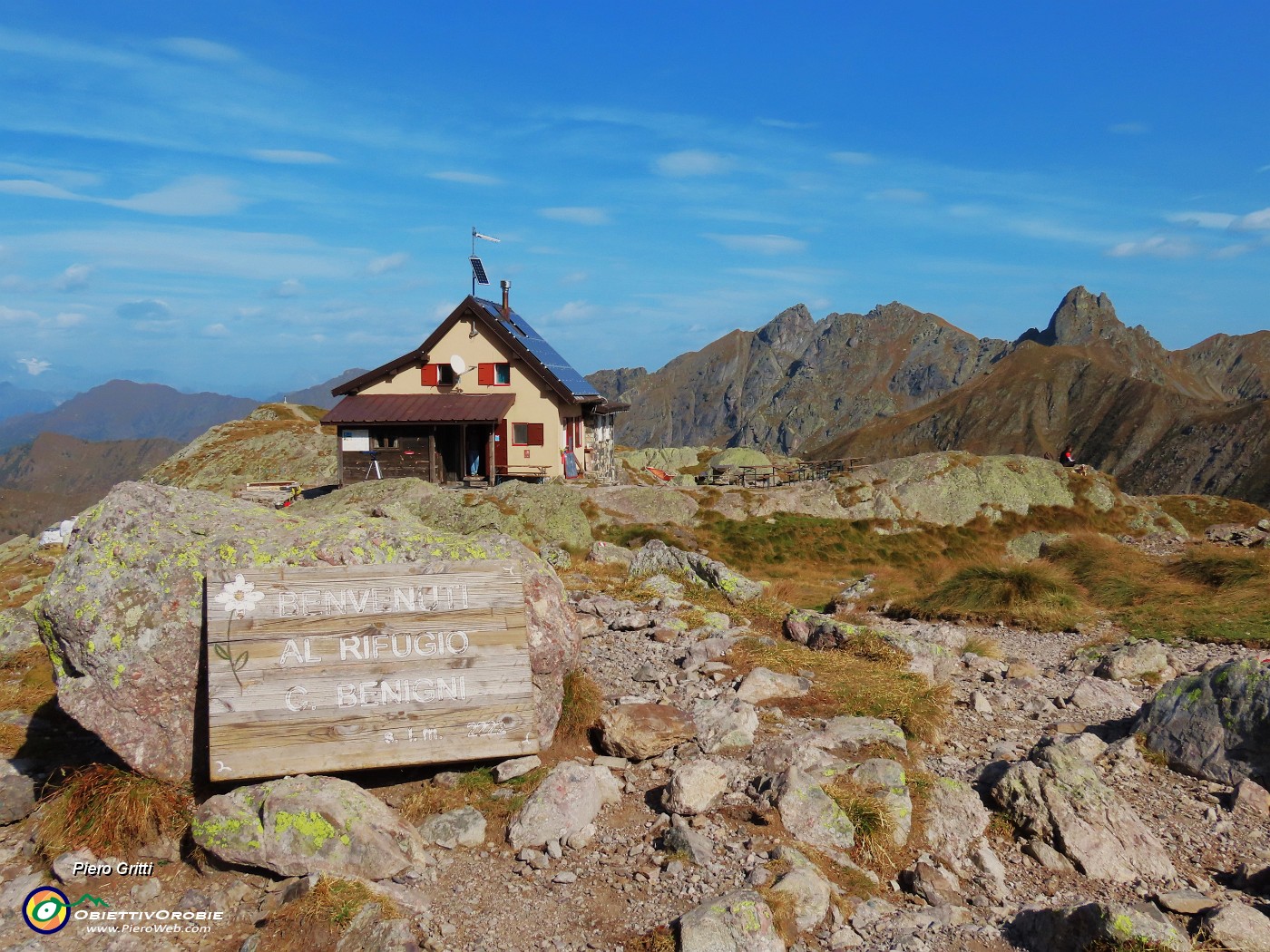 69 Benvenuti al Rif. Benigni (2222 m) con vista verso il Valletto e il Ponteranica a dx.JPG